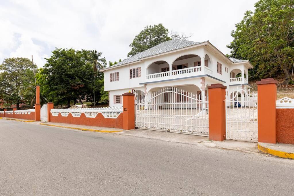 Shaw Park Gem Apt 12A Ocho Rios Exterior photo